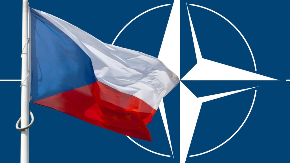 NATO vyjádřilo Česku solidaritu, odsoudilo nepřátelské aktivity Ruska.