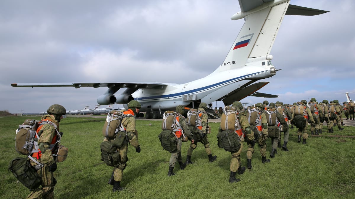 Ruští výsadkáři v Rostově na Donu se chystají na rozsáhlé armádní cvičení, které probíhá na západě země.