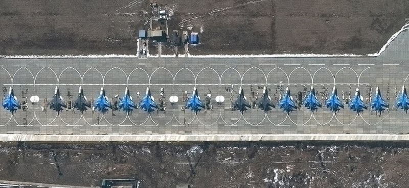 Patnáct ruských stíhacích bombardérů se objevilo na letecké základně Morozovsk.