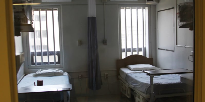 Jeden z nemocničních pokojů věznice.