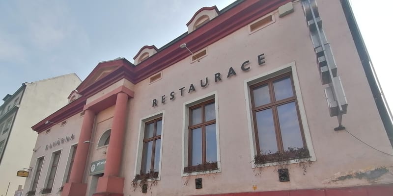Hotel Corrado v Ostravě. Nenápadný, mimo centrum, ideální pro nocleh špionů.