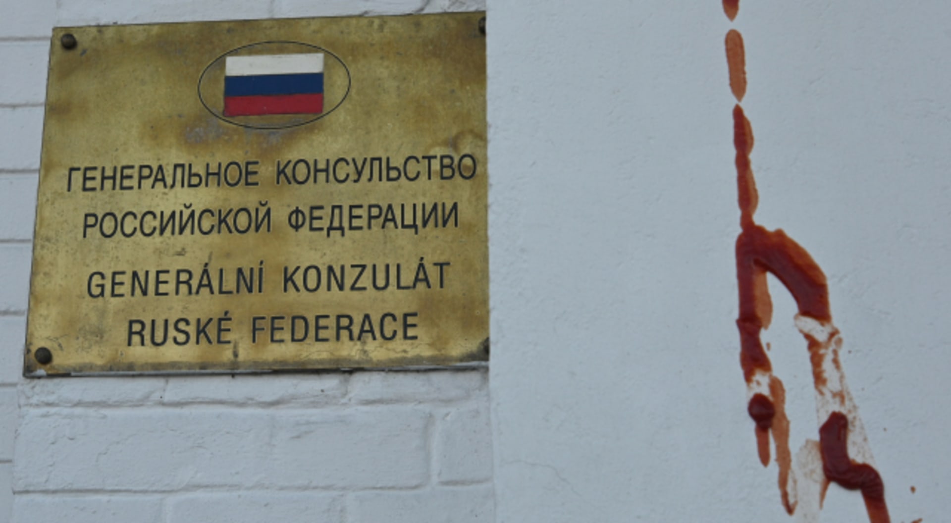 V noci na pátek někdo postříkal zeď Generálního konzulátu Ruska v Brně kečupem. 
