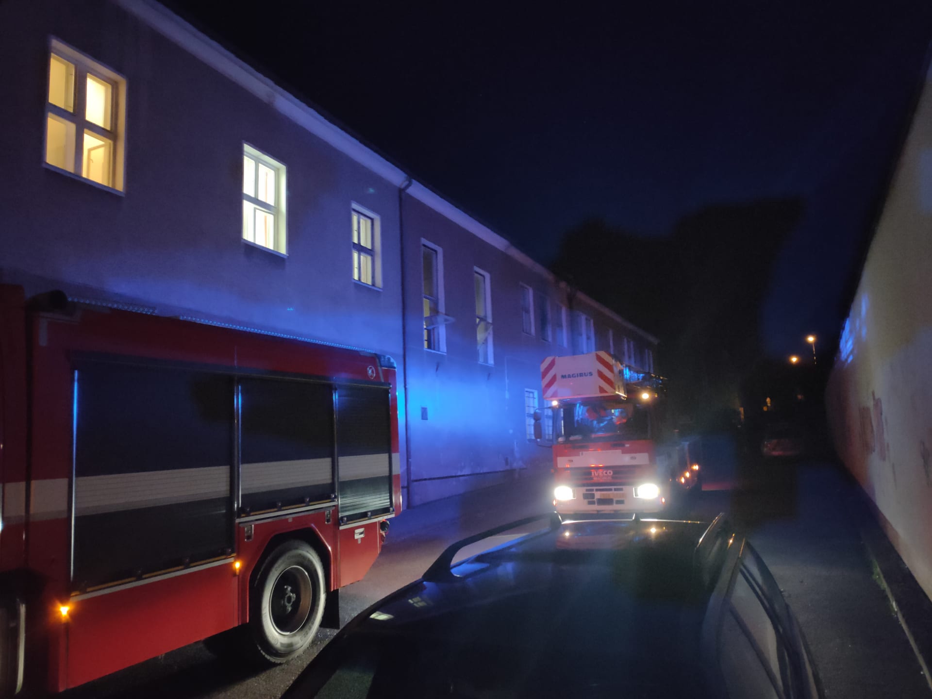 Pět hasičských jednotek a výšková technika při zásahu u požáru ubytovny v Zábřehu na Šumpersku. 