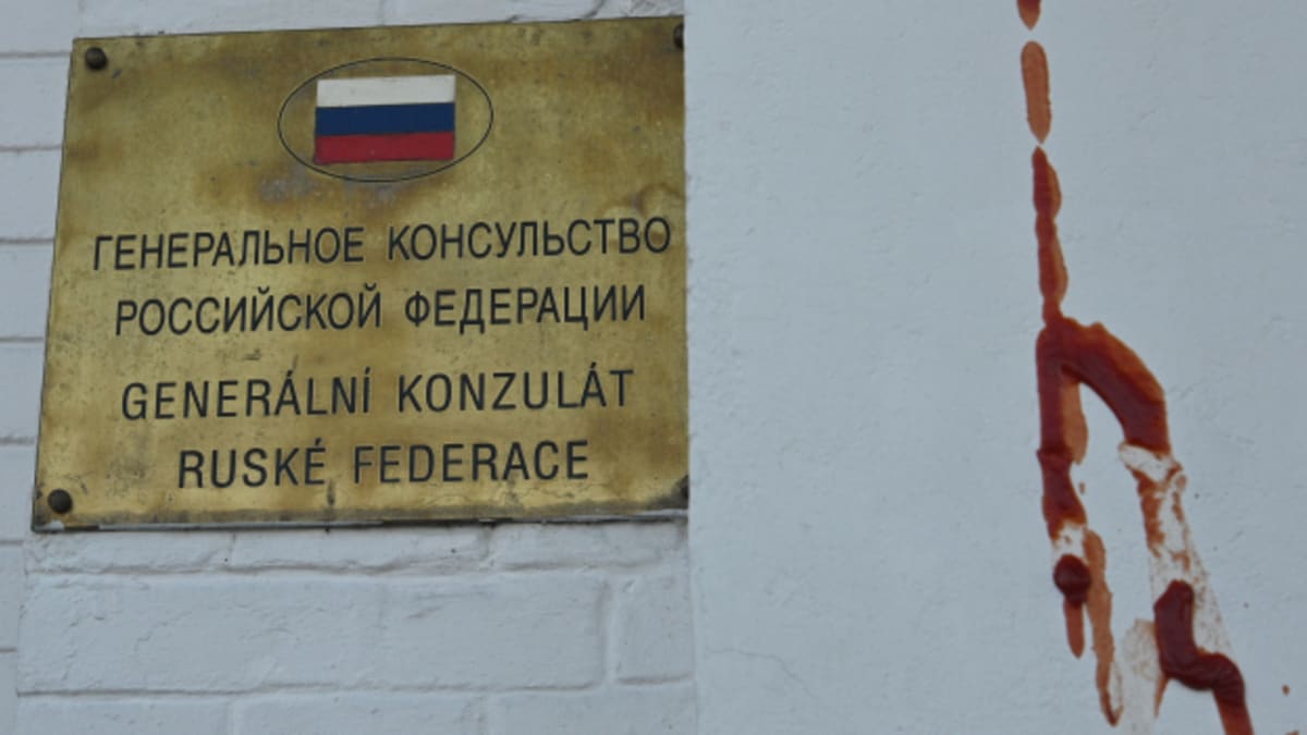 V noci na pátek někdo postříkal zeď Generálního konzulátu Ruska v Brně kečupem. 
