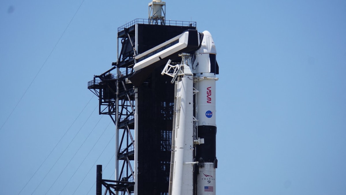 Raketa Falcon 9 čeká na povel k zážehu motorů.