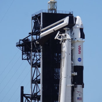 Raketa Falcon 9 čeká na povel k zážehu motorů.