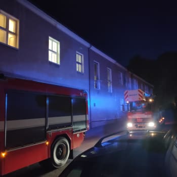 Pět hasičských jednotek a výšková technika při zásahu u požáru ubytovny v Zábřehu na Šumpersku. 