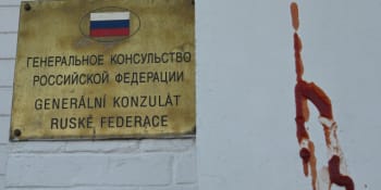 Kečupem postříkali zeď ruského konzulátu i v Brně. Symbolizuje krev mrtvých z Vrbětic