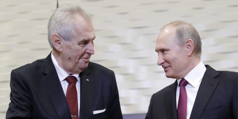 Miloš Zeman a Vladimir Putin si vřele potřásají rukama.