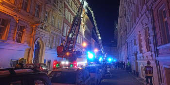 Hasiči bojovali s požárem na pražském Smíchově. Žena se nadýchala kouře