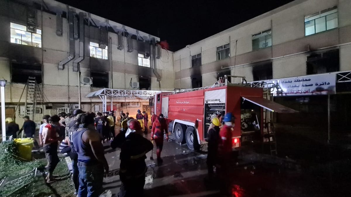 Požár v nemocnici na jihovýchodě města poblíž mostu Dijála nejspíš začal v patře, kde se nachází plicní oddělení.