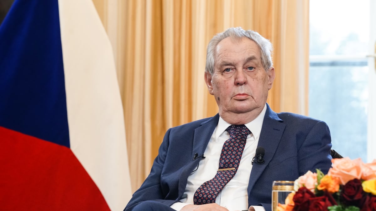 Miloš Zeman kvůli epidemii odložil předávání státních vyznamenání.