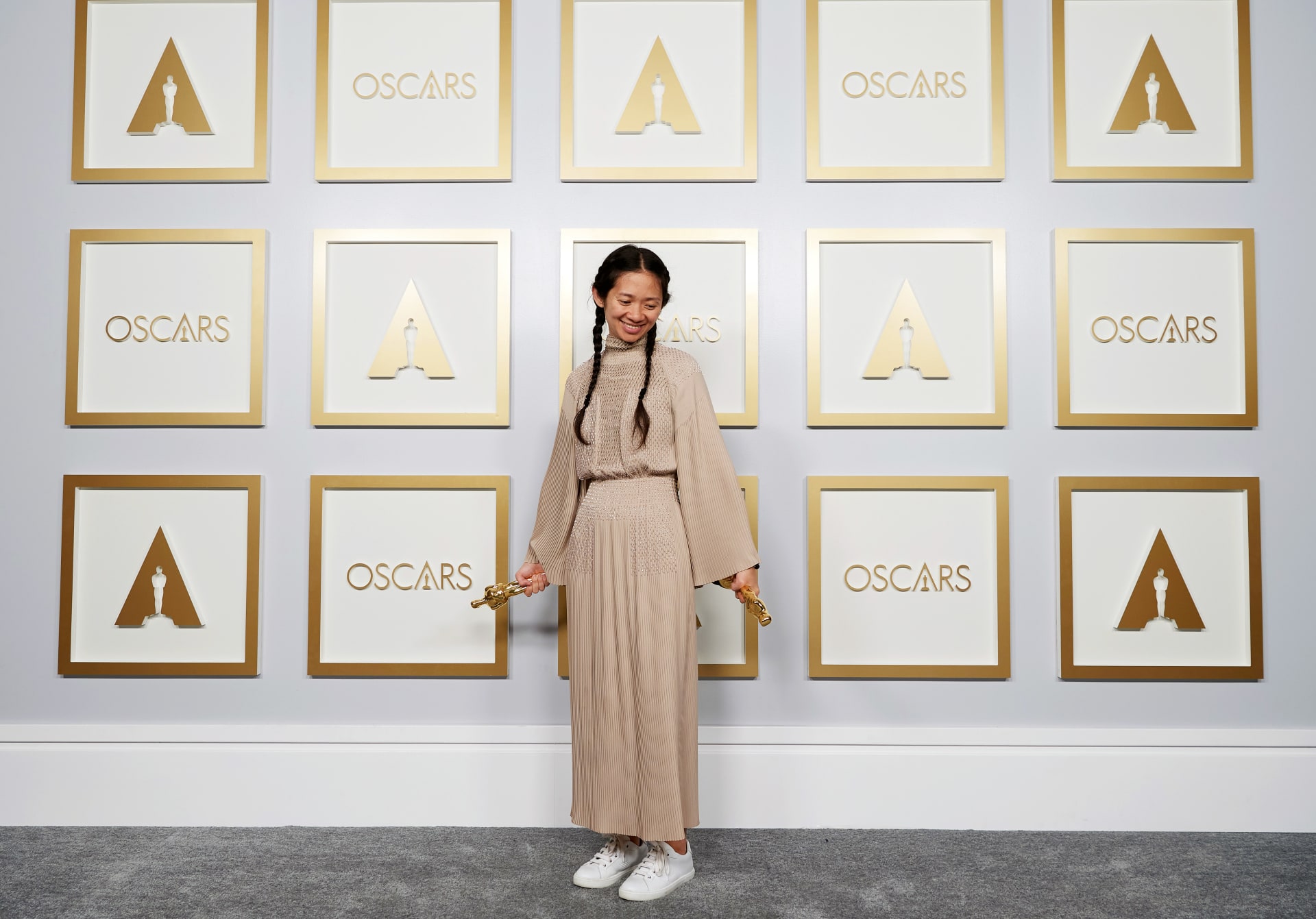 Filmařka Chloé Zhao zvolila ke své róbě jednoduché bílé tenisky. 