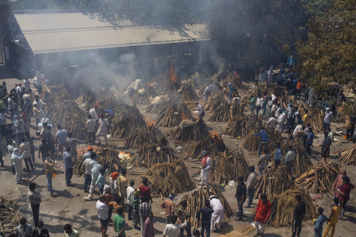 Hromadná kremace obětí koronaviru v hlavním indickém městě Nové Dillí.