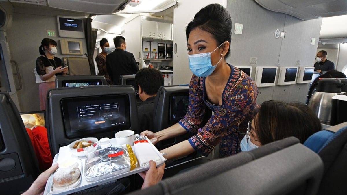 Kvůli pandemii se z letadla singapurských aerolinek stala alespoň restaurace, teď bude moci znovu vzlétnout k oblakům.