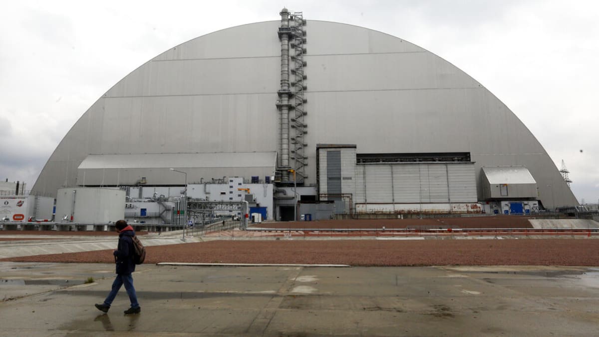 Sarkofág pokrývající vybuchlý reaktor v Černobylu