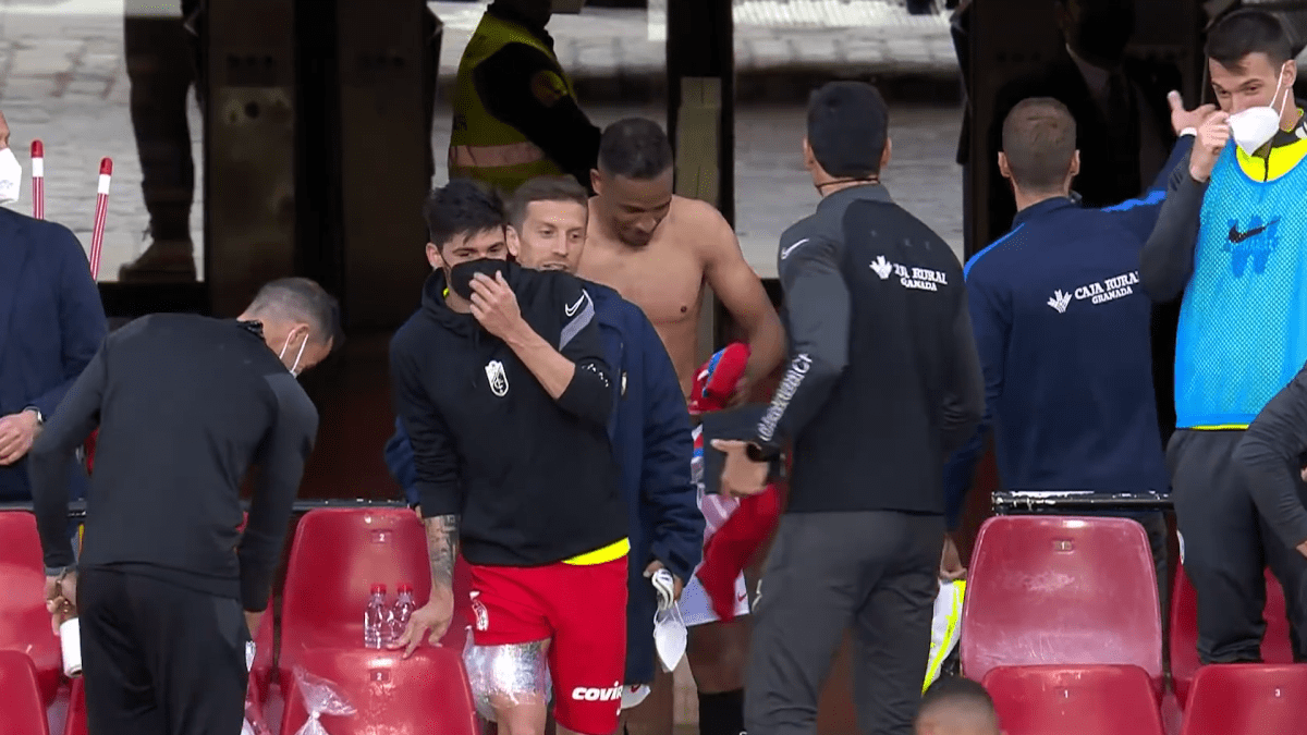 Záložník Sevilly Fernando si po prvním konečném hvizdu svlékl dres a mířil do útrob stadionu.