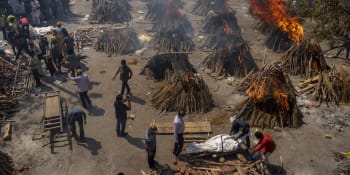 Indie situaci nezvládá, krematoria jsou přeplněná. Mrtvé spalují i na ulici