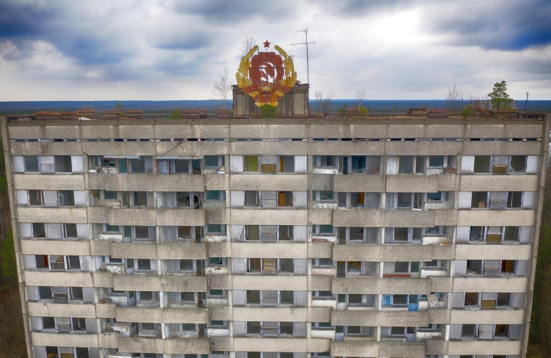 Opuštěný obytný dům v Pripjati s emblémem Sovětského svazu
