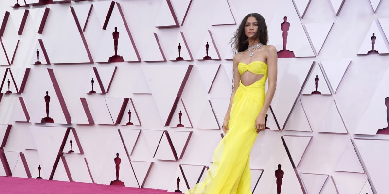 Zpěvačka herečka Zendaya uchvátila žlutými šaty s rafinovaným střihem.