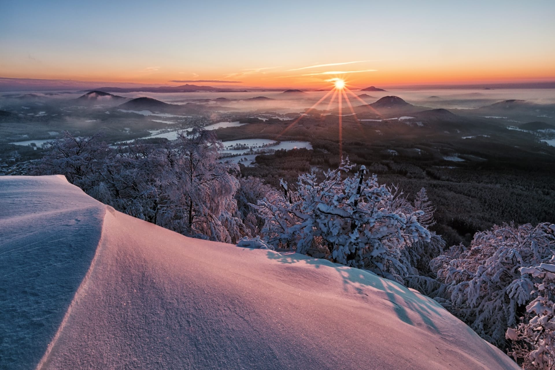 Mrazivé ráno po náročném výstupu fotografa čerstvou sněhovou nadílkou