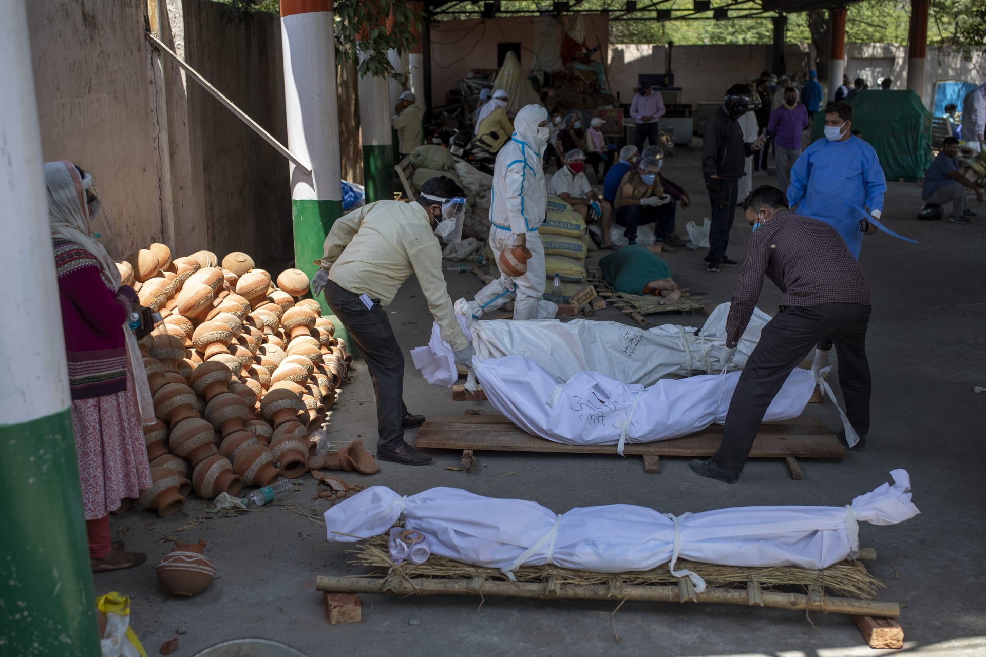 Druhá vlna covidu znamená pro Indii katastrofu: Spalování mrtvol na ulicích, vyčerpaní zdravotníci a nekonečné fronty na kyslíkové bomby, které jsou nedostatkovým zbožím.