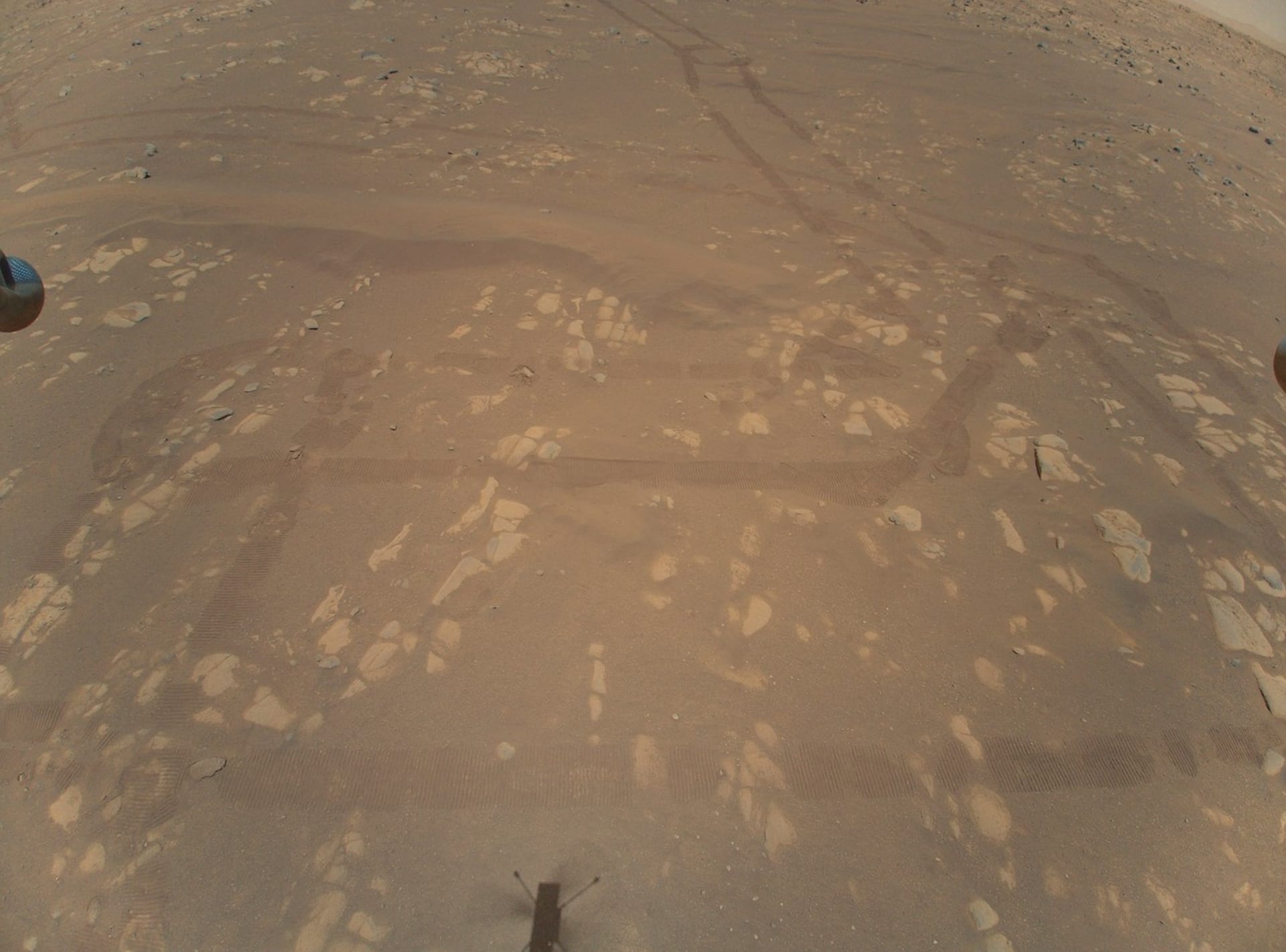 Minivrtulník Ingenuity pořídil úchvatné snímky povrchu Marsu z několikametrové výšky. 