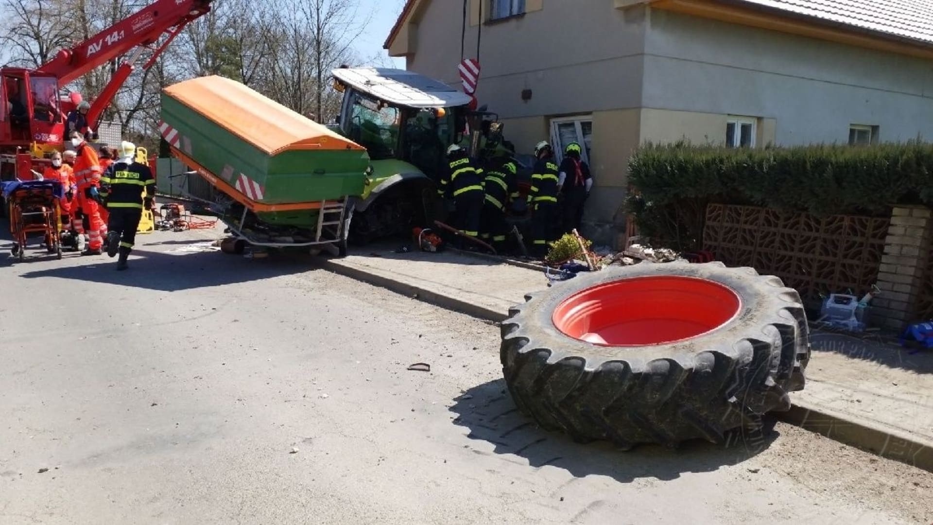 Řidič traktoru na Pardubicku narazil do rodinného domu.