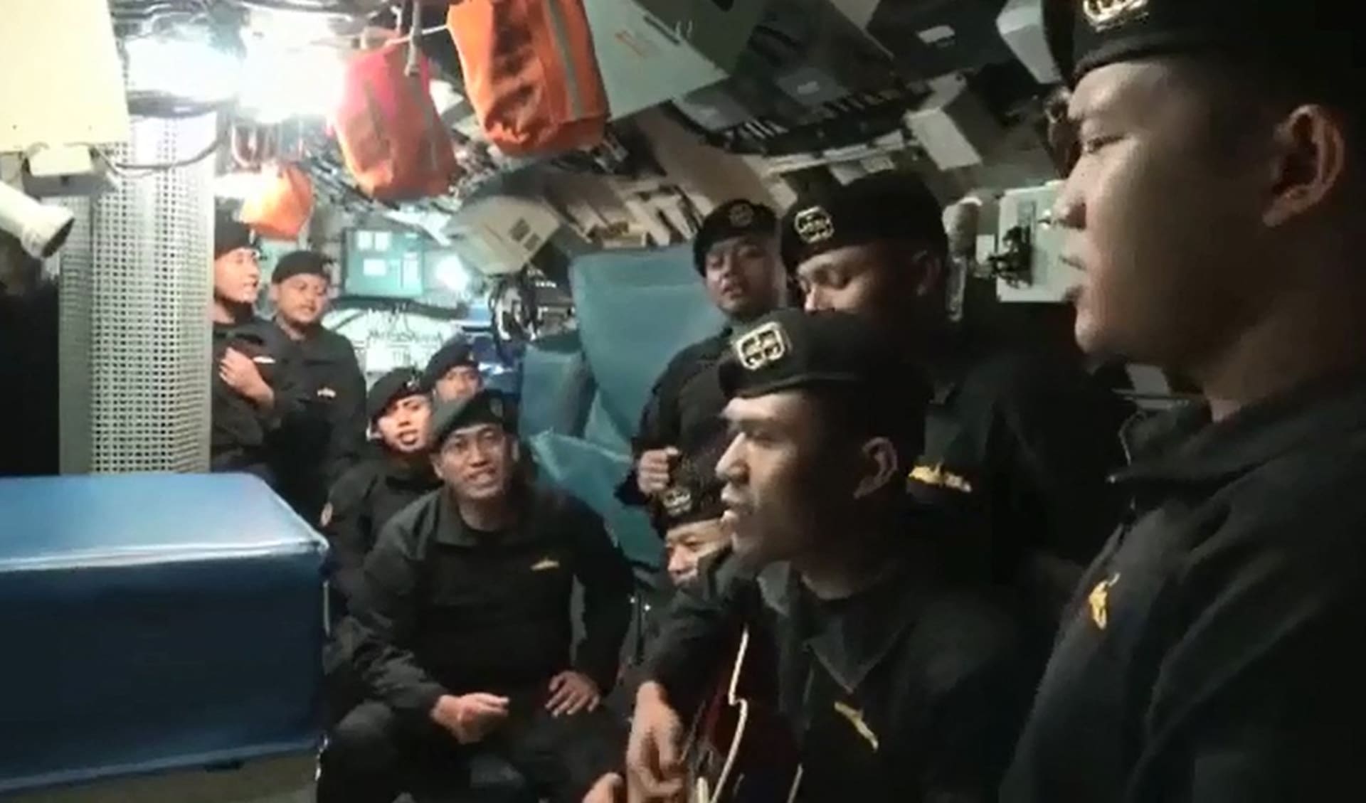Posádka ponorky, která se ztratila v Indonésii.