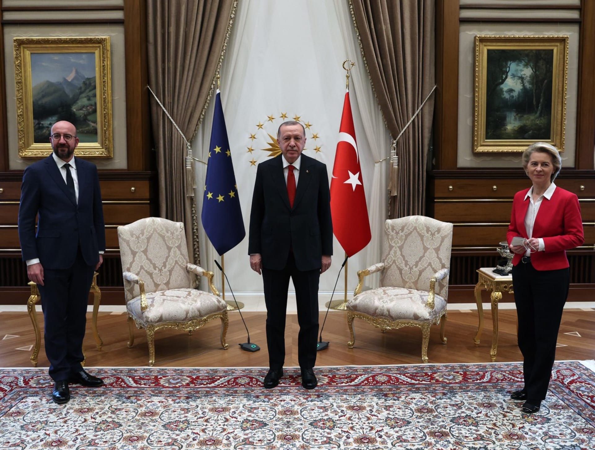 Předsedkyně Evropské komise marně čeká, až jí turecký prezident nabídne židli.