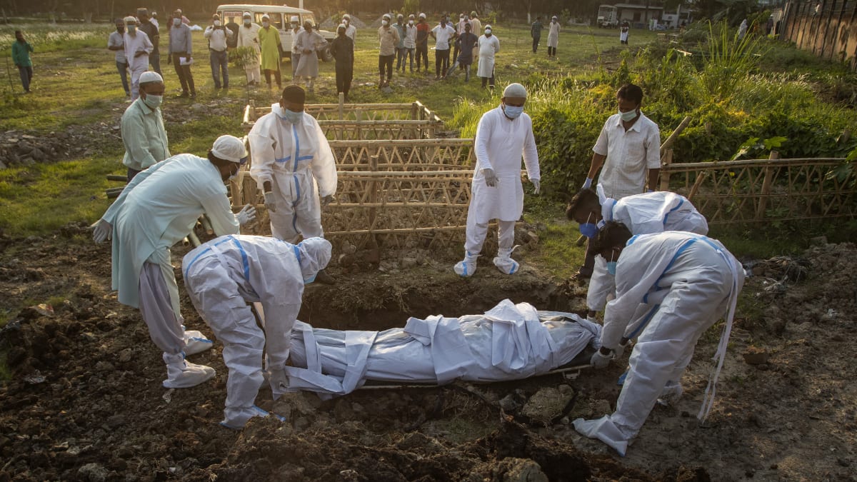 Na druhé místo co do počtu mrtvých kvůli pandemii se dostala Indie. Její oficiální bilance v daném termínu činila 221 000 mrtvých, ovšem skutečný počet úmrtí byl podle autorů analýzy téměř trojnásobný.
