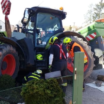 Řidič traktoru na Pardubicku narazil do rodinného domu