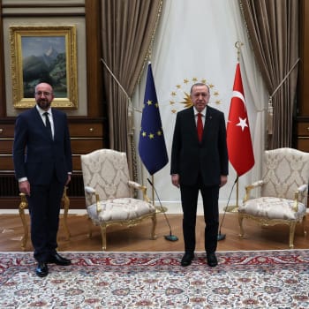 Předsedkyně Evropské komise marně čeká, až jí turecký prezident nabídne židli.