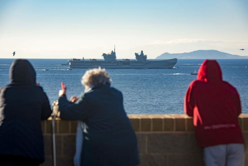 Britská letadlová loď HMS Queen Elizabeth má demonstrovat sílu Rusku a Číně. 