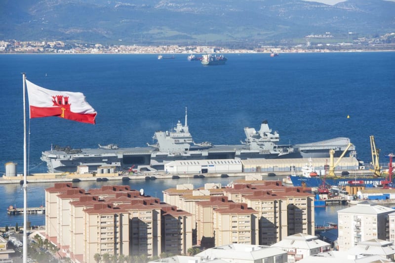 Britská letadlová loď HMS Queen Elizabeth u Gibraltaru