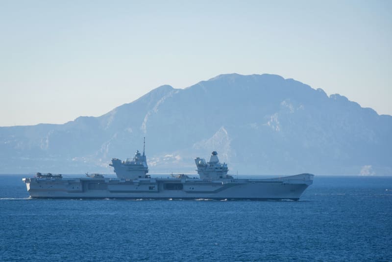 Britská letadlová loď HMS Queen Elizabeth popluje do Jihočínského moře. 