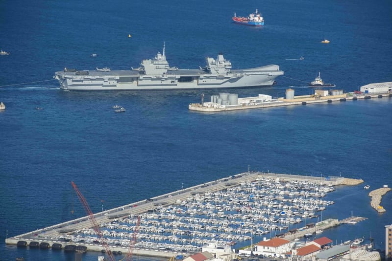 Britská letadlová loď HMS Queen Elizabeth připlouvá do Gibraltaru. 