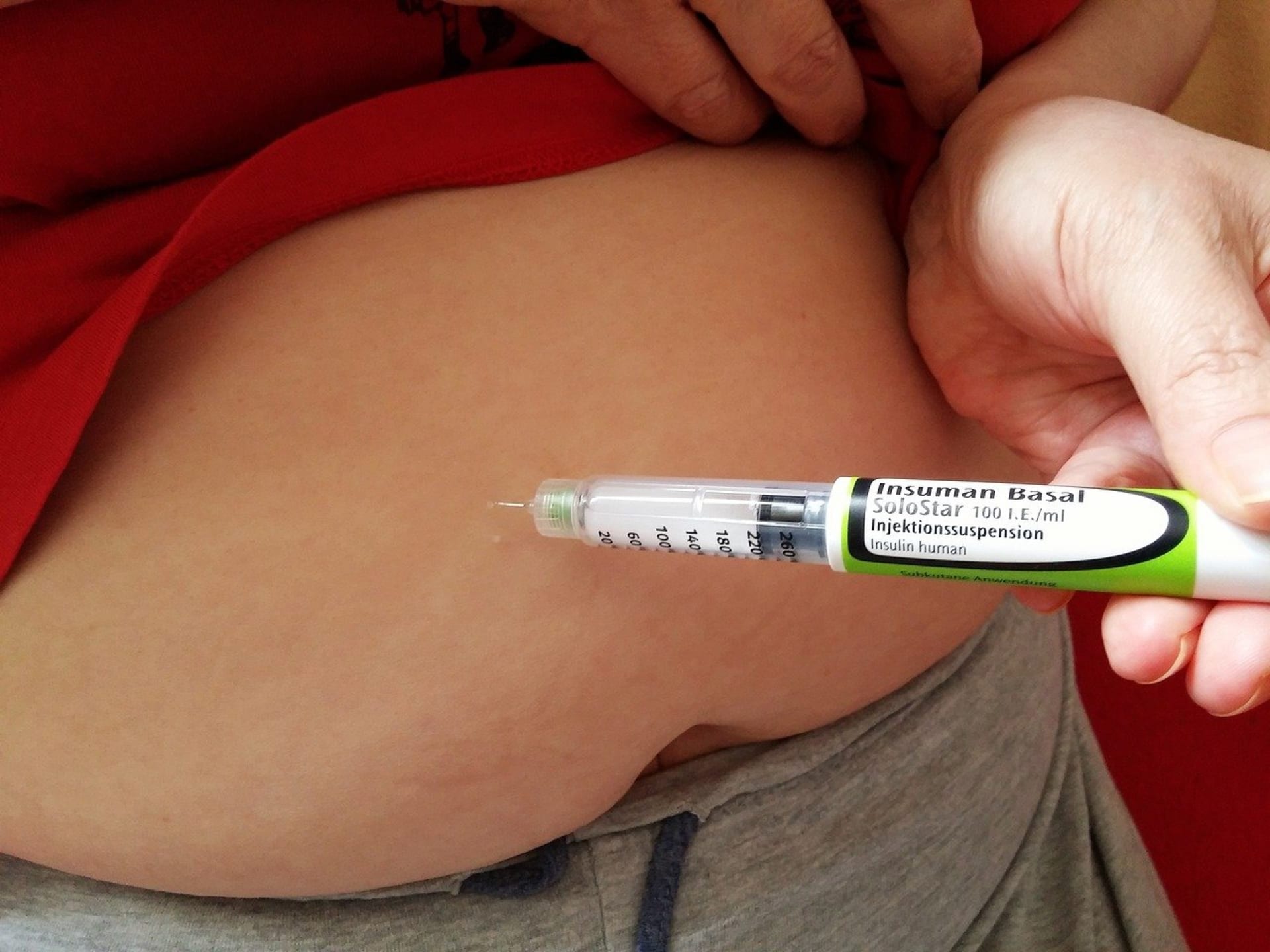 Ilustrační fotografie: Diabetik si píchá inzulin. 