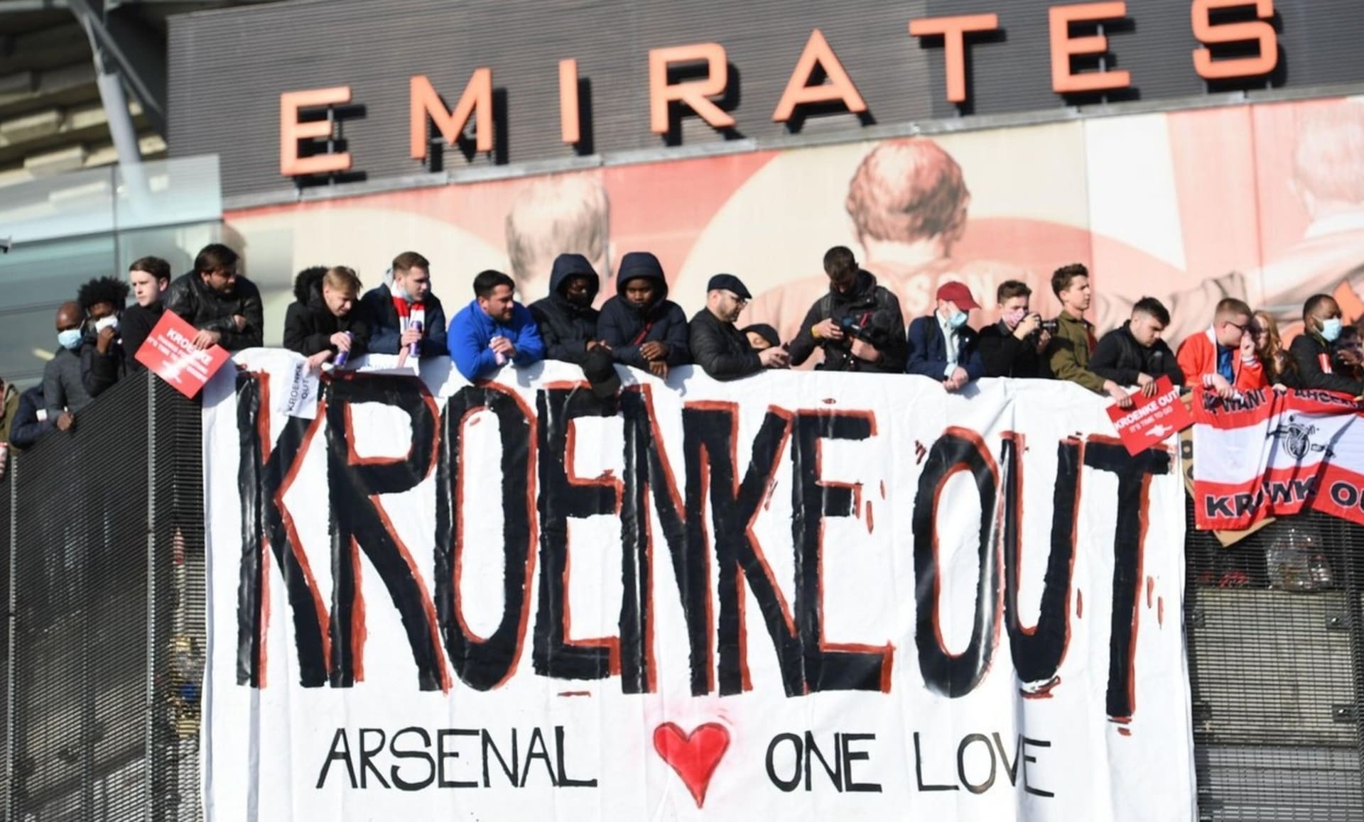 Kroenke out. Kroenke ven. Fanoušci Arsenalu chtějí, aby jejich klub změnil po krátké účasti na projektu Superliga majitele.