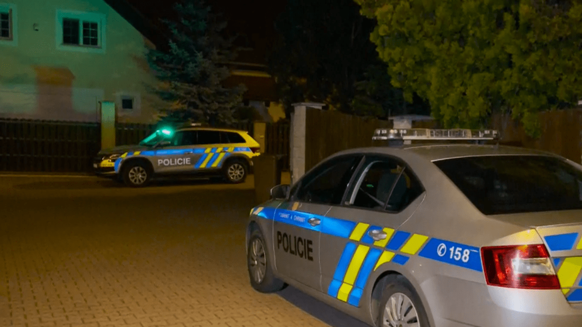 Policie v Dolních Chabrech při vyšetřování pobodání dvou lidí