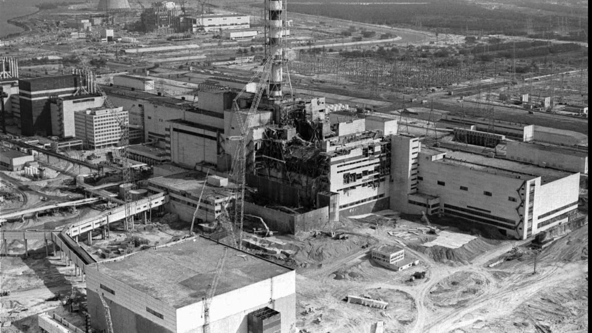 Jaderná elektrárna Černobyl nedlouho po výbuchu