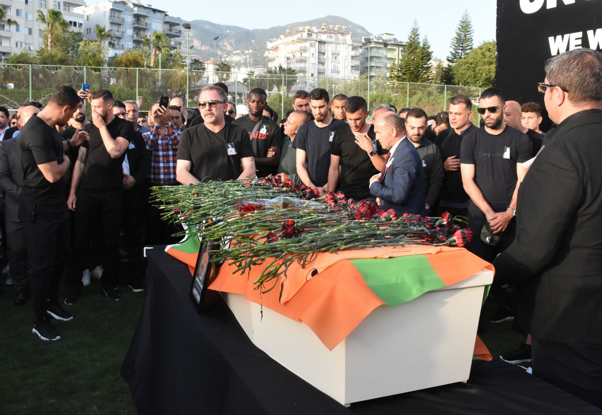 Rakev s ostatky Josefa Šurala, na níž spočívá vlajka v barvách tureckého klubu Alanyaspor.