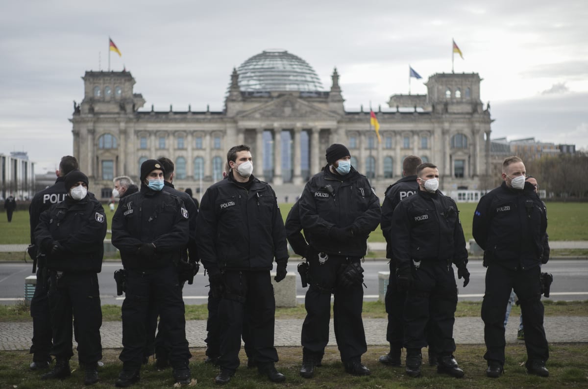 Policisté hlídkují před budovou Německého spolkového sněmu.
