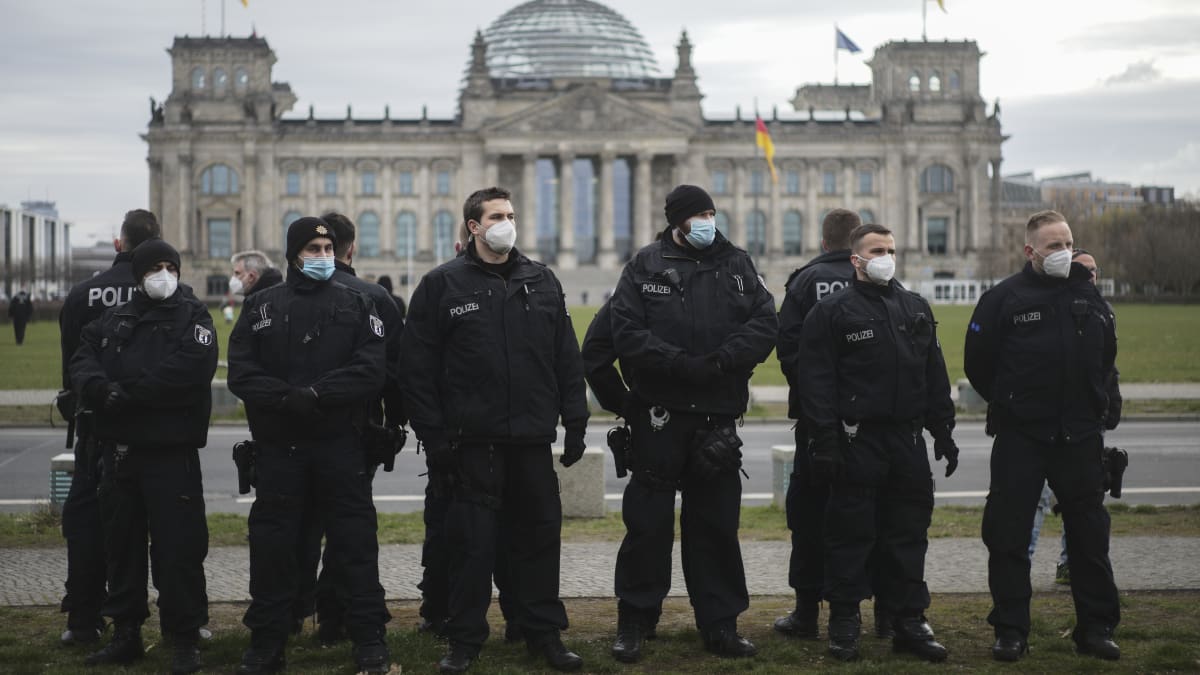 Policisté hlídkují před budovou Německého spolkového sněmu.