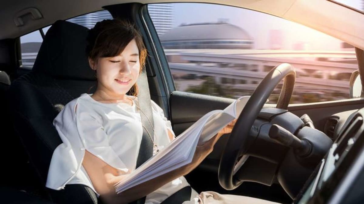 Plně autonomní řízení má umožnit jízdu zcela bez zásahů řidiče.