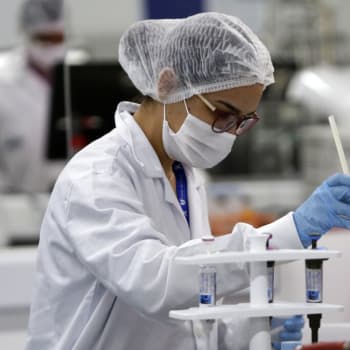 Brazilský laboratorní pracovník pracuje s vakcínou Sputnik V