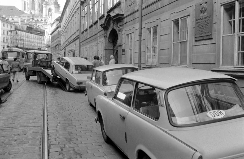 Trabant se stal symbolem exodu východních Němců na západ. Když se jim naskytla možnost se tam dostat přes Československo, řada občanů NDR přijela do Prahy. Ta posléze byla doslova přehlcená východoněmeckými trabanty.