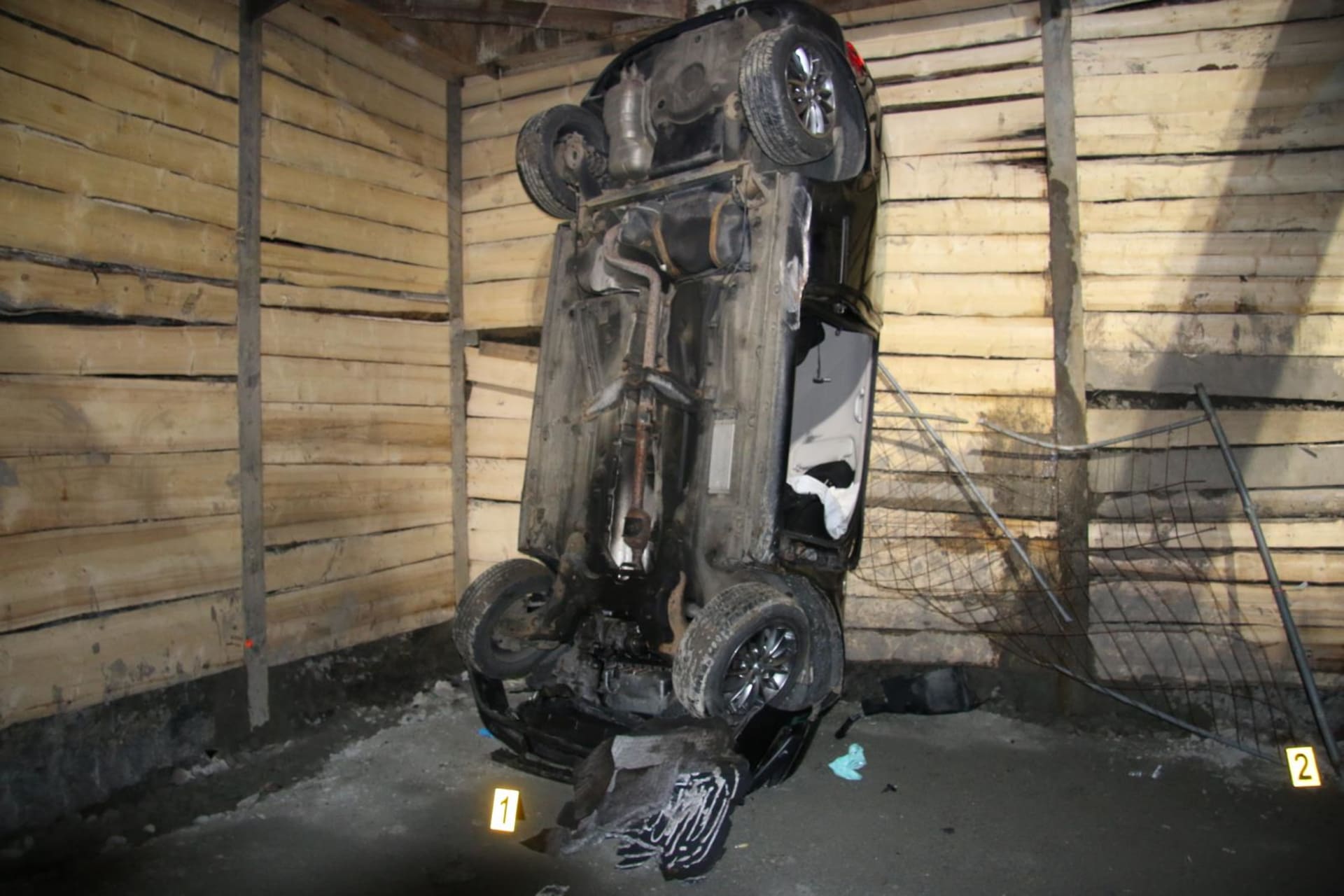 Do výkopu stavby kruhového objezdu v Plzni spadlo auto.