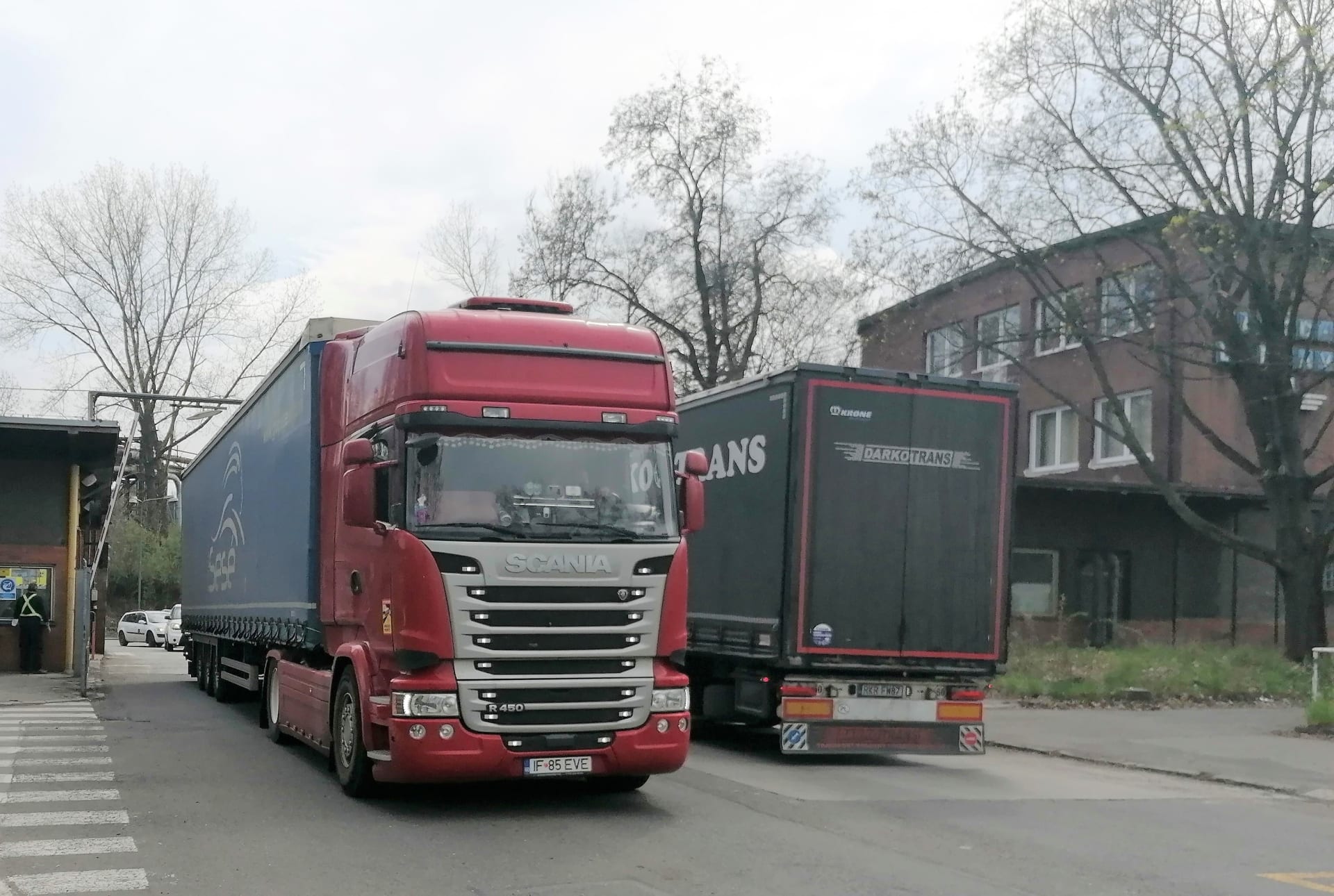 Rumunský kamion opouští Jižní bránu Nové huti.