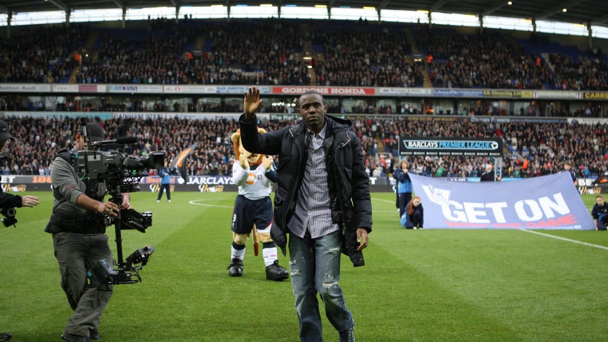 Dojemné přivítání Fabricea Muamby na stadionu Boltonu poté, co se zotavil z dlouhé zástavy srdce.